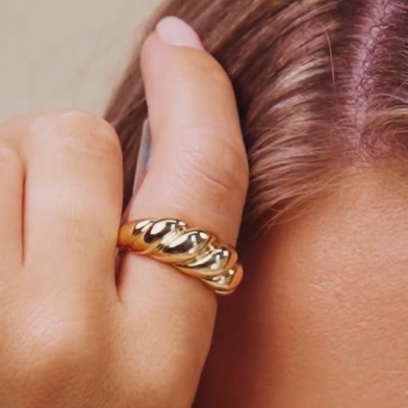 18K Yellow Gold Vermeil Croissant Twist Ring Size 7 - Picture 2 of 2